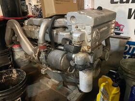 D150 Bmw Marine Diesel Engine Pair With Low Hours / 135 Hp