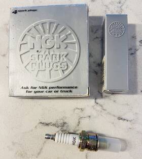 Bp7hs-5111 Ngk Box Of 4 Authentic Spark Plugs Bp7hs / 5111 Boat Motorcycle New