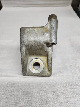 Volvo Penta 831918 Aq230 Aq250 Aq131 Aq151 Stbd Motor Mount Bracket